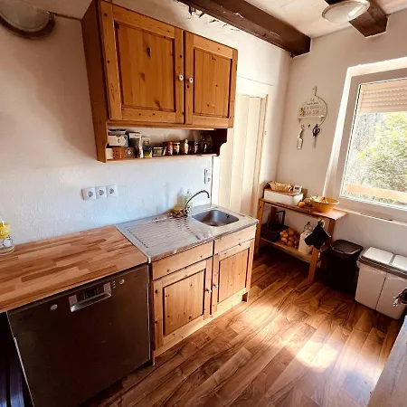 Ruhiges Haeuschen Am Wald Mit Kamin, Terrasse